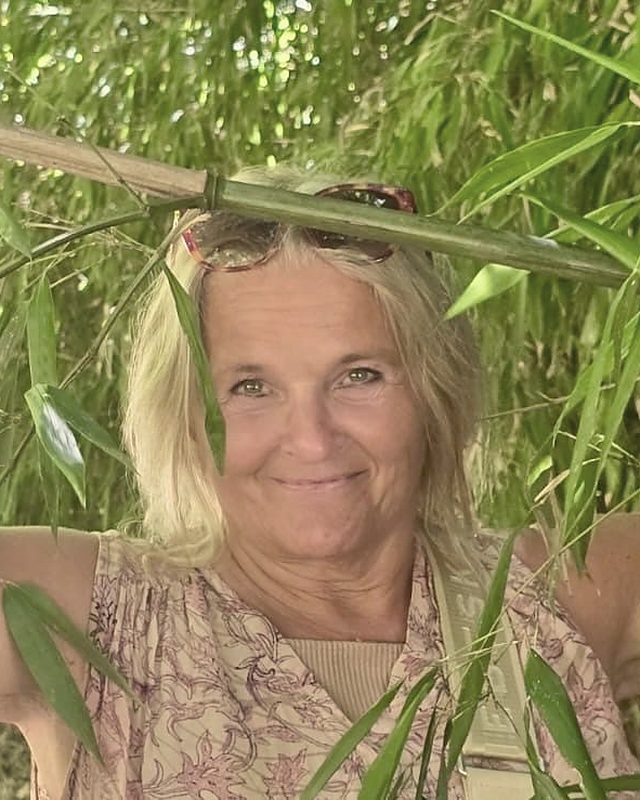 Nicole Novy lächelnd unter Bambus